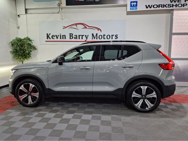 Image for 2023 Volvo XC40 T5 RECHARGE ULTIMATE DARK (PAN ROOF) AUTOMATIC **ONE OWNER / APPLE CARPLAY / BLIND SPOT ASSIST / ELECTRIC SUNROOF / HARMAN KARDON SOUND / HEATED FRONT & REAR SEATS / 360 DEGREE PARKING CAMERA**
