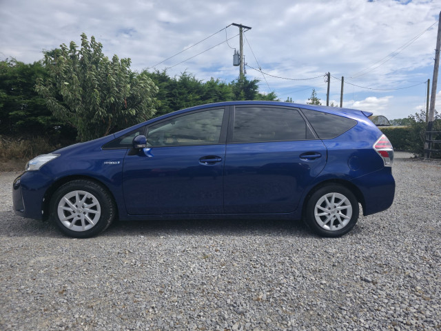 Image for 2017 Toyota Prius Alpha 