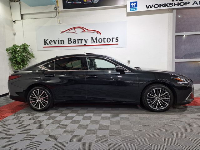Image for 2022 Lexus ES 300h 2.5 HYBRID (SUNROOF) AUTOMATIC **ONE OWNER / APPLE CARPLAY / ACTIVE RADAR CRUISE CONTROL / BLIND SPOT ASSIST / FULL BLACK LEATHER / HEATED SEATS / SAT NAV / REVERSE CAMERA / WIRELESS PHONE CHARGING**