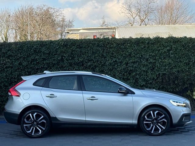 Image for 2019 Volvo V40 D4 CROSS COUNTRY 2.0 D // PAN ROOF // VERY LOW MILEAGE // LEATHER POWERED & HEATED SEATS // BLUETOOTH MUSIC 