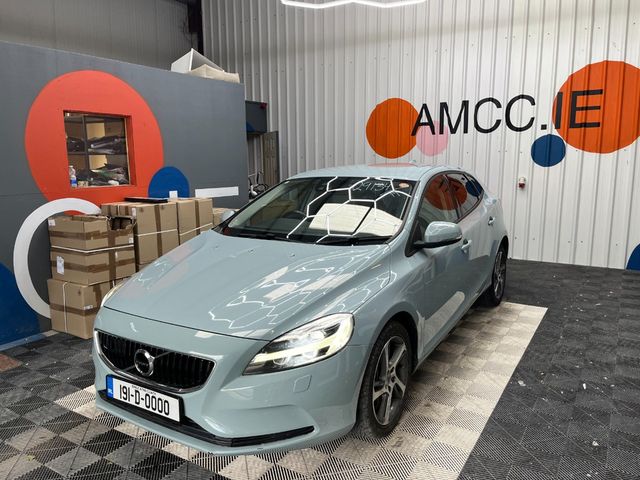 Image for 2019 Volvo V40 2019 VOLVO V40 D4 MOMENTUM 2.0 AUTOMATIC / CRUISE CONTROL / REVERSE CAMERA / ELECTRIC MEMORY & HEATED SEATS / PADDLE SHIFTERS AND MORE