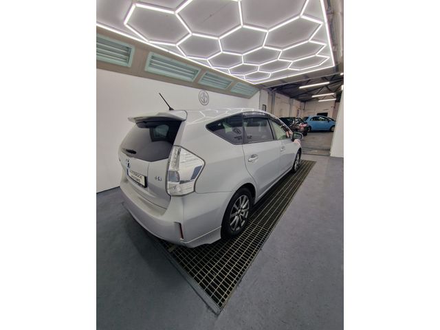Image for 2016 Toyota Prius Alpha 