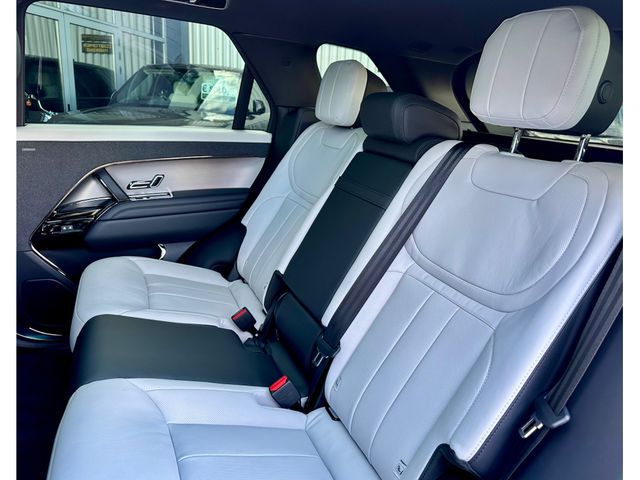 Image for 2025 Land Rover Range Rover Sport DYNAMIC SE P460E