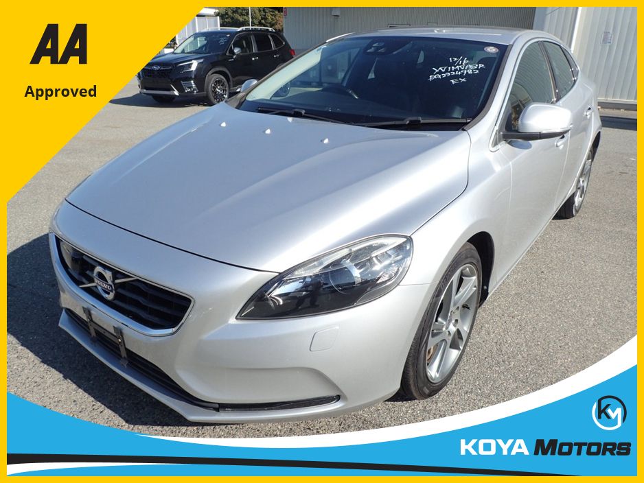 Image for 2016 Volvo V40 2.0 D4 SE LUXURY PLUS DIESEL AUTOMATIC // MASSIVE SPEC // FULL HEATED LEATHER // REVERSING CAMERA // CRUISE CONTROL // LANE ASSIST // COLLISION WARNING SYSTEM // UPGRADED SPORT ALLOYS