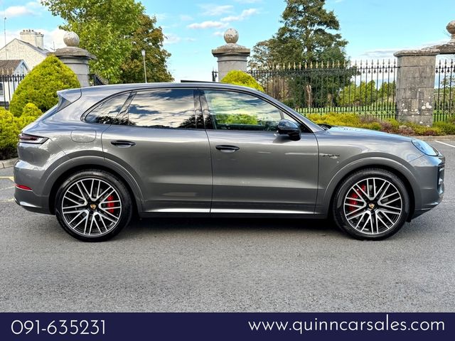 Image for 2024 Porsche Cayenne S 3.0 V6 E-HYBRID 519 BHP==HUGE SPEC==