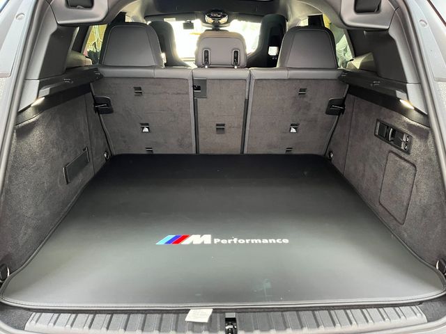 Image for 2022 BMW iX 2022 BMW IX AUTOMATIC / CRUISE CONTROL / PARKING CAMERA / ELECTRIC MEMORY & HEATED SEATS / PANORAMIC SUNROOF / HEATED STEERING WHEEL / APPLE CARPLAY AND MORE