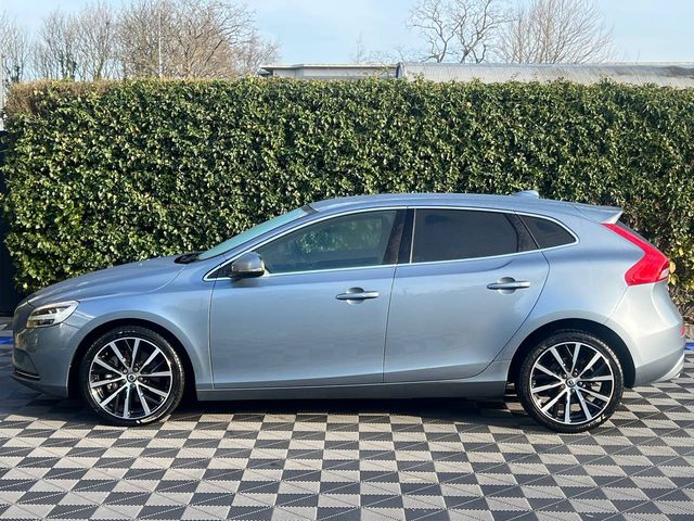 Image for 2017 Volvo V40 D4 2.0 D // REVERSE CAMERA // LEATHER POWERED HEATED SEATS // DUAL ZONE CLIMATE CONTROL 