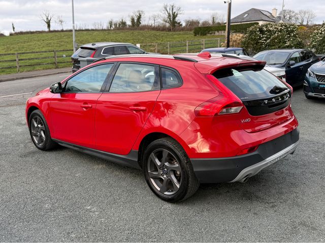 Image for 2016 Volvo V40 2.0 D4 CROSS COUNTRY BLACK SERIES DIESEL 190 BHP AUTOMATIC // FULL LEATHER ELECTRIC SEATS // REVERSING CAMERA // CRUISE CONTROL // LANE ASSIST // FULL HARMAN KARDON SURROUND SOUND SYSTEM // TOP SPEC