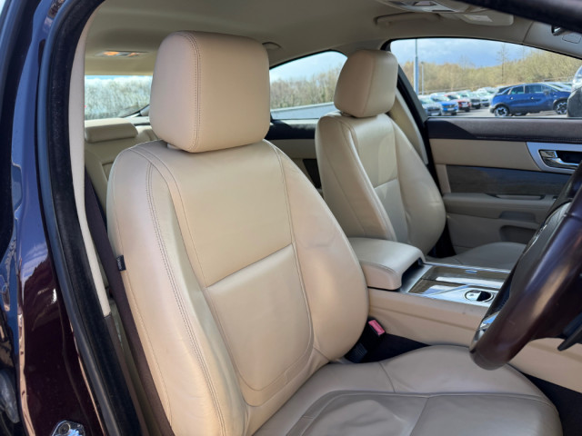 Image for 2015 Jaguar XF 2.2 D Premium Luxury 4DR Auto * FULL LEATHER / HEATED SEATS * 