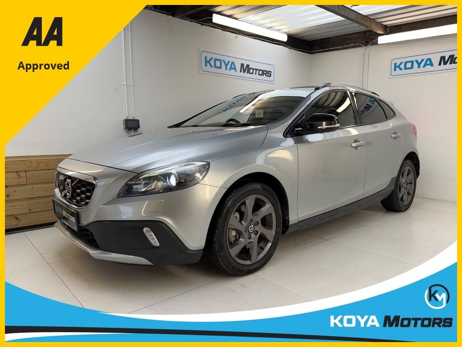 Image for 2016 Volvo V40 Cross Country 2.0 D4 CROSS COUNTRY SE LUXURY DIESEL 190 BHP AUTOMATIC // FULL LEATHER ELECTRIC SEATS // REVERSING CAMERA // CRUISE CONTROL // LANE ASSIST // FULL HARMAN KARDON SURROUND SOUND SYSTEM // TOP SPEC