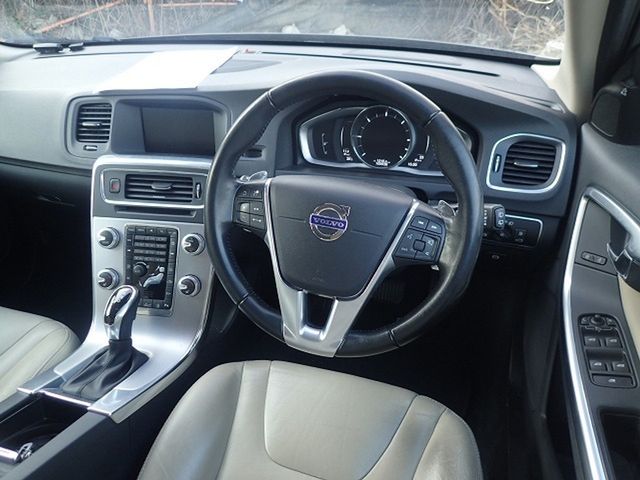 Image for 2016 Volvo V60 2.0 D4 CROSS COUNTRY DIESEL 190 BHP AUTOMATIC // FULL LEATHER ELECTRIC SEATS // REVERSING CAMERA // CRUISE CONTROL // LANE ASSIST // COLLISION WARNING SYSTEM // LOW KMS // AA APPROVED DEALER 2026