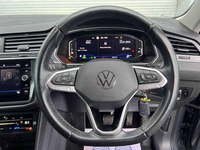 Image for 2023 Volkswagen Tiguan LIFE 1.4 HYBRID // DIGITAL CLUSTER // APPLE CARPLAY/ANDROID AUTO // DUAL ZONE CLIMATE CONTROL