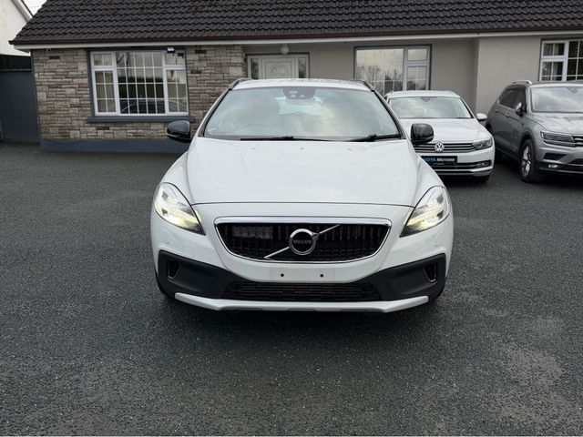 Image for 2018 Volvo V40 Cross Country 2.0 D4 CROSS COUNTRY SE LUXURY DIESEL 190 BHP AUTOMATIC // FULL LEATHER ELECTRIC SEATS // REVERSING CAMERA // CRUISE CONTROL // LANE ASSIST // FULL HARMAN KARDON SURROUND SOUND SYSTEM // TOP SPEC