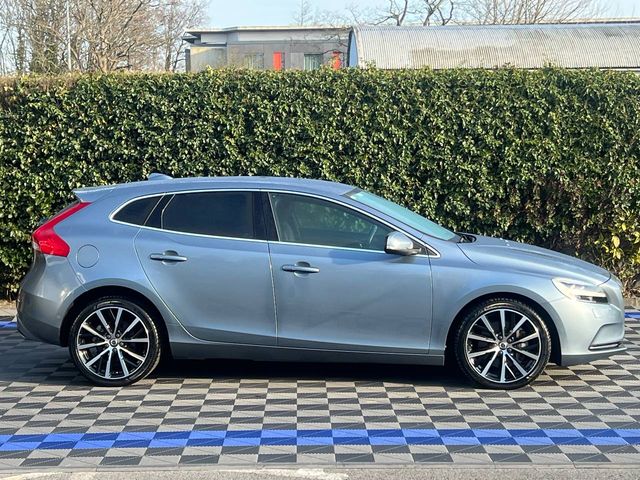 Image for 2017 Volvo V40 D4 2.0 D // REVERSE CAMERA // LEATHER POWERED HEATED SEATS // DUAL ZONE CLIMATE CONTROL 