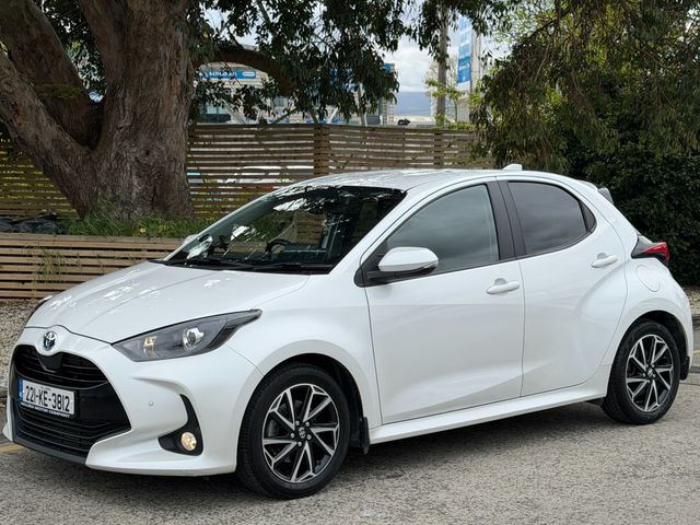 Image for 2022 Toyota Yaris LUNA SPORT. REAR CAMERA. KEYLESS