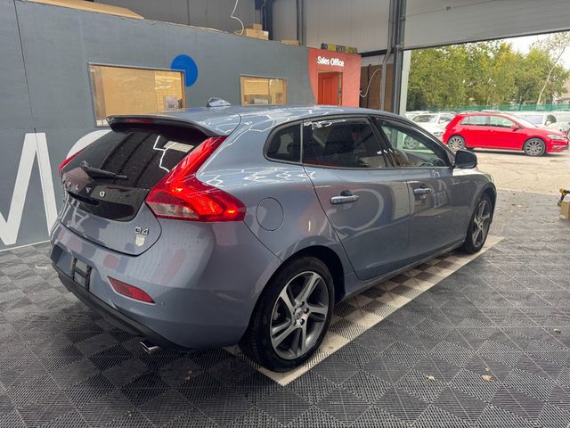 Image for 2018 Volvo V40 2018 VOLVO V40 CROSS COUNTRY D4 MOMENTUM AUTOMATIC 2.0/ CRUISE CONTROL / PARKING CAMERA / ELECTRIC MEMORY & HEATED SEATS / PADDLE SHIFTERS AND MORE