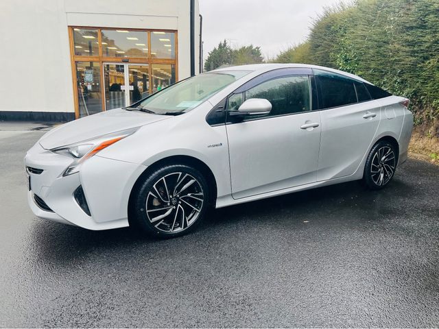 Image for 2017 Toyota Prius // PRIVACY GLASS // IMMACULATE