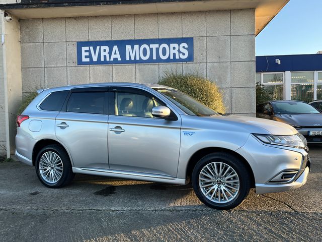 Image for 2018 Mitsubishi Outlander 4WD G LIMITED 2.4 PETROL PLUG IN HYBRID //LOW MILES//HIGH SPEC//HEATED SEATS AND STEERING WHEEL//ADAPTIVE CRUISE CONTROL//KEYLESS ENTRY//