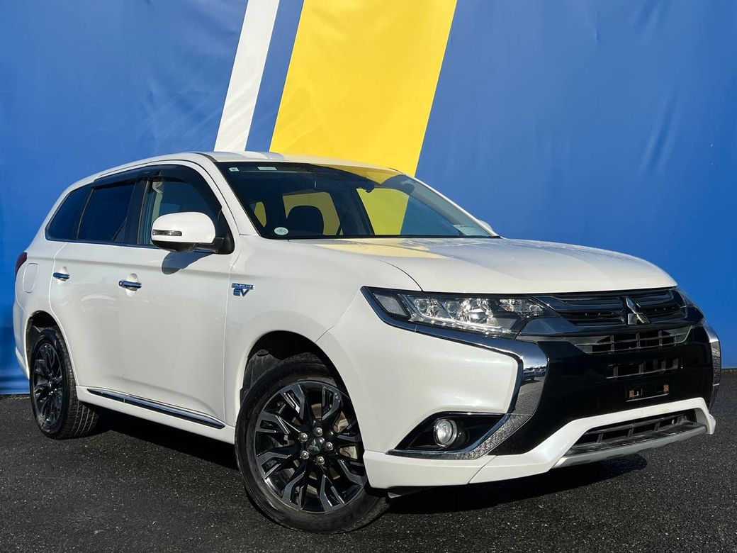 Image for 2017 Mitsubishi Outlander 4WD 2.0 HYBRID // DIAMOND CUT ALLOYS // LEATHER/ALCANTARA HEATED SEATS // PARKING SENSORS