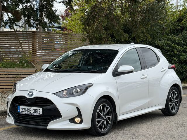 Image for 2022 Toyota Yaris LUNA SPORT. REAR CAMERA. KEYLESS