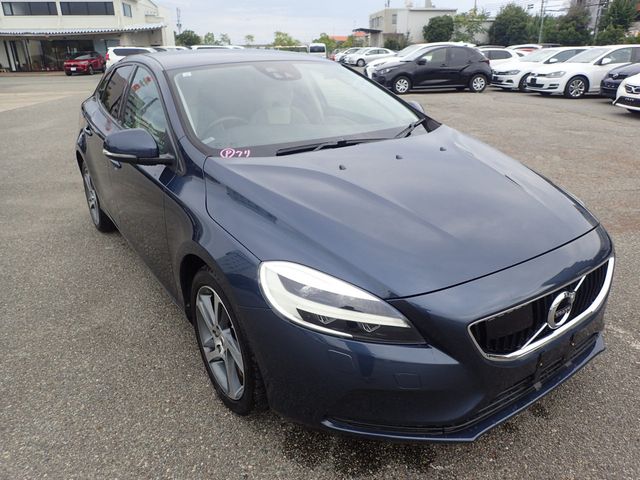 Image for 2019 Volvo V40 2.0 D4 SE LUXURY PLUS DIESEL AUTOMATIC // MASSIVE SPEC // HALF HEATED LEATHER // REVERSING CAMERA // CRUISE CONTROL // LANE ASSIST // COLLISION WARNING SYSTEM // UPGRADED SPORT ALLOYS