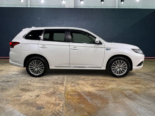 Image for 2018 Mitsubishi Outlander 2.4 PHEV AUTOMATIC SUV - HIGH SPEC - HALF LEATHER - HEATED SEATS - REAR CAMERA