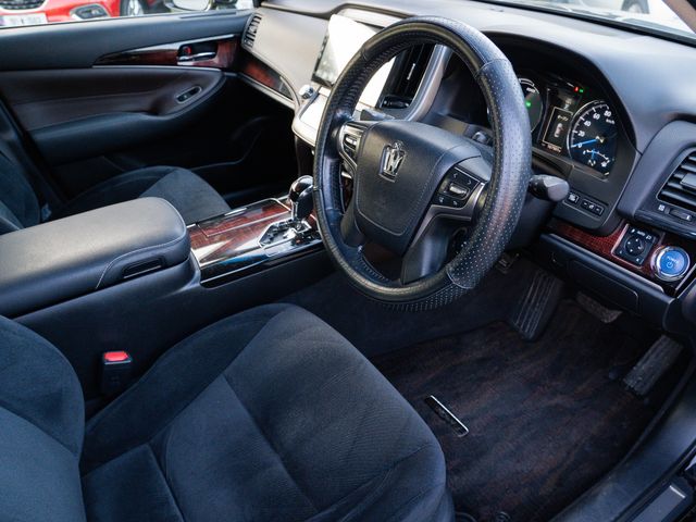 Image for 2016 Toyota Crown 2.5 Petrol Hybrid Automatic Luxury Saloon