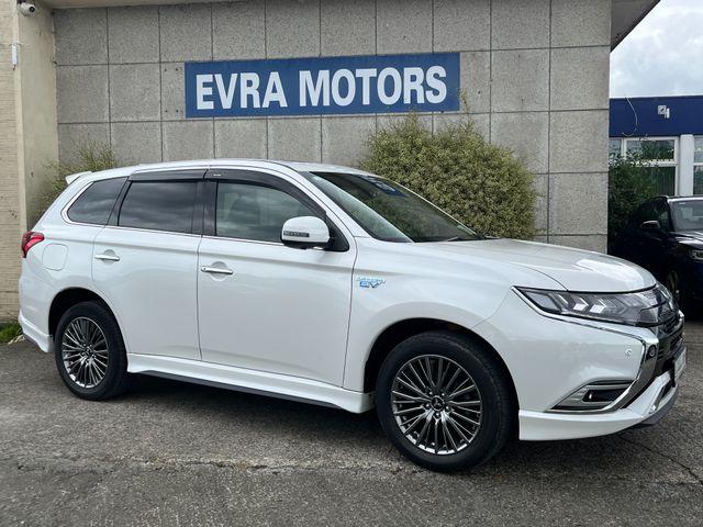 Image for 2019 Mitsubishi Outlander S EDITION 4WD PHEV 2.4 PETROL HYBRID AUTO //HIGH SPEC//VERY LOW MILES//FULL LEATHER ELECTRIC HEATED SEATS//REVERSE CAMERA//SUNROOF//ADAPTIVE CRUISE CONTROL//KEYLESS ENTRY//
