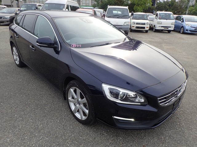 Image for 2018 Volvo V60 2.0 D4 SE LUXURY DIESEL 190 BHP AUTO // FULL LEATHER ELECTRIC SEATS // REVERSING CAMERA // CRUISE CONTROL // LANE ASSIST // COLLISION WARNING SYSTEM // LOW KMS // TOP SPEC // UPGRADED SPORT ALLOYS