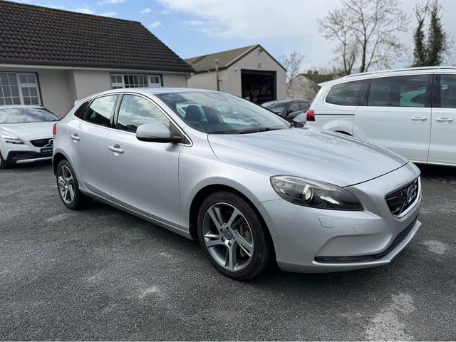 Image for 2016 Volvo V40 2.0 D4 SE LUXURY PLUS DIESEL AUTOMATIC // MASSIVE SPEC // FULL HEATED LEATHER // REVERSING CAMERA // CRUISE CONTROL // LANE ASSIST // COLLISION WARNING SYSTEM // UPGRADED SPORT ALLOYS
