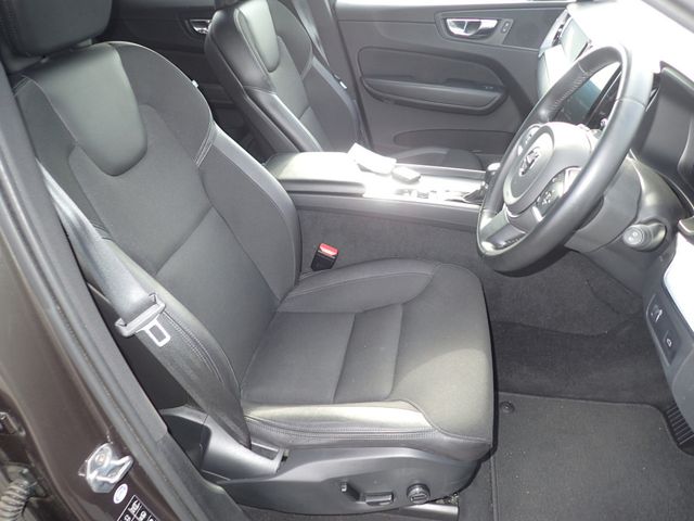 Image for 2019 Volvo XC60 2.0 D4 MOMENTUM PLUS DIESEL AUTOMATIC // MASSIVE SPEC // HALF LEATHER // APPLE CARPLAY // PRO MEDIA // REVERSING CAMERA // CRUISE CONTROL // LANE ASSIST // COLLISION WARNING SYSTEM // UPGRADED ALLOYS