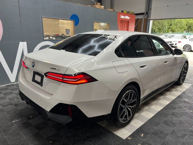 Image for 2023 BMW i5 2023 BMW I5 EDRIVE40 M-SPORT AUTOMATIC / CRUISE CONTROL / PARKING CAMERA / ELECTRIC MEMORY & HEATED SEATS / PADDLE SHIFTERS / AMBIENT LIGHTS / HEATED STEERING WHEEL / HEATED REAR SEATS AND MORE