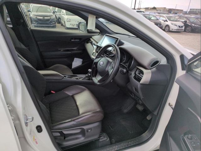 Image for 2017 Toyota C-HR G Package Leather seats