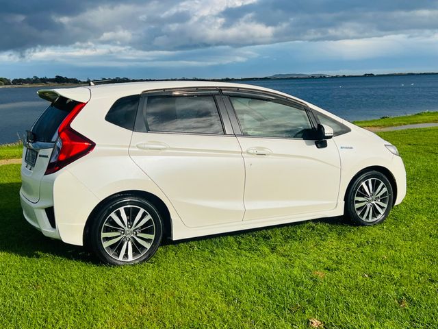 Image for 2014 Honda Fit 2014 FIT IN PEARL WHITE ONLY 90 K ON THE CLOCK HYBRID CAR.