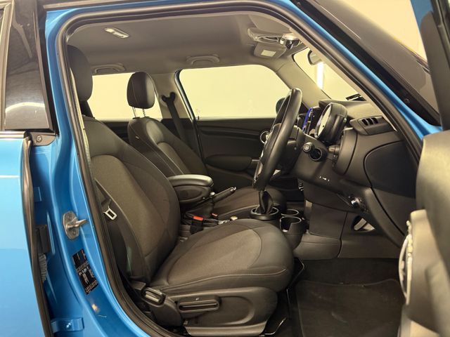 Image for 2015 Mini Cooper **MULTI FUNCTION STEERING WHEEL **ADAPTIVE CRUISE CONTROL **AUTO START STOP **PUSH BUTTON START **DIGITAL BLUETOOTH RADIO **VOICE CONTROL **REVERSING SENSORS **MULTI FUNCTION CENTRE CONSOLE **MEDIA **