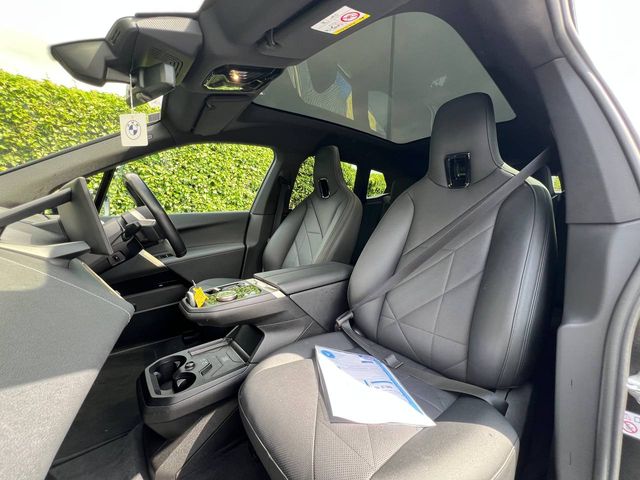 Image for 2022 BMW iX XDRIVE40 76.6KWH // PANORAMIC SUNROOF // LEATHER HEATED & POWERED SEATS // VIRTUAL COCKPIT 