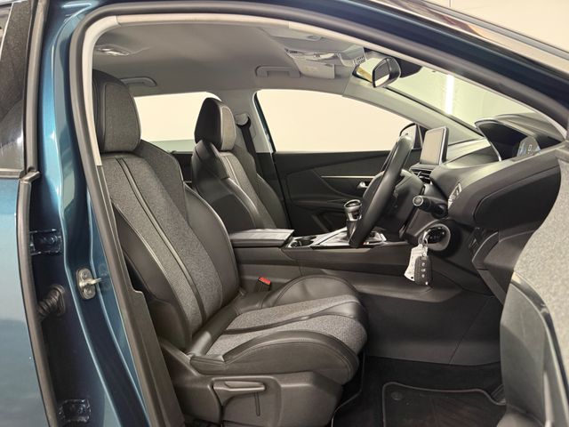 Image for 2018 Peugeot 5008 **APPLE CAR PLAY / ANDROID AUTO **DIGITAL DASH **AMBIANT INTERIOR LIGHTING **CRUISE CONTROL **LANE ASSIST **START STOP **ADAPTIVE HEADLIGHTS **HALF BLACK LEATHER HALF FABRIC SEATS **18" DIAMOND CUT W
