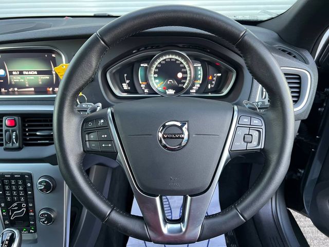 Image for 2018 Volvo V40 D4 CROSS COUNTRY 2.0 D // PANORAMIC SUNROOF // 18" SCHMIDT SS ALLOYS // HARMAN/KARDON