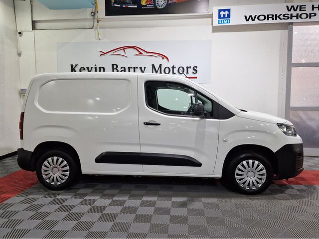 Image for 2021 Citroen Berlingo 1.5 BLUEHDi LX (3 SEATER) 75BHP 650 5 SPEED MANUAL **ORIGINAL IRISH VAN / VERY LOW MILEAGE / BLUETOOTH INTEGRATION / METAL BULKHEAD / CRUISE CONTROL / KMH SPEEDOMETER / SLIDING SIDE DOOR / NEW DOE**