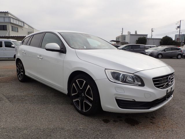 Image for 2017 Volvo V60 2.0 D4 SE LUXURY DIESEL 190BHP AUTOMATIC // FULL LEATHER ELECTRIC SEATS // REVERSING CAMERA // CRUISE CONTROL // LANE ASSIST // COLLISION WARNING SYSTEM // LOW KMS // TOP SPEC // UPGRADED SPORT ALLOYS