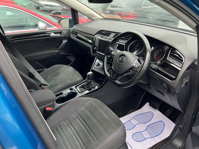 Image for 2017 Volkswagen Touran HIGHLINE 1.4 TSI 7-SEATER AUTO // 4 HEATED SEATS // APPLE CARPLAY/ANDROID AUTO // APPLE CARPLAY/ANDROID AUTO