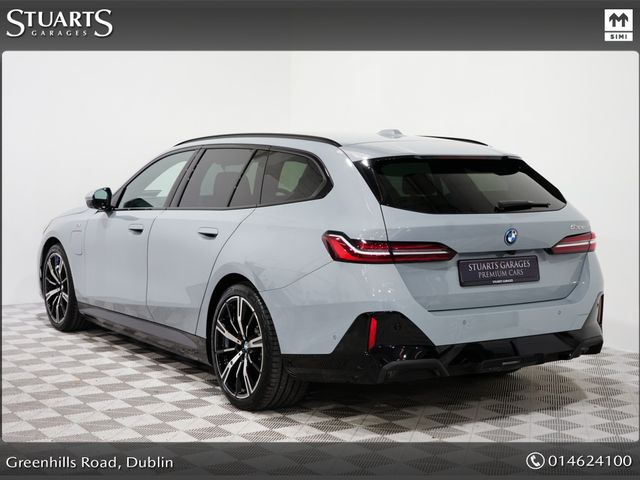 Image for 2025 BMW 5 Series COMFORT PACK, TECH PACK AND 20” ALLOYS* BROOKLYN GREY METALLIC WITH BLACK VEGANZA INTERIOR
