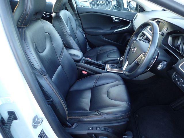 Image for 2017 Volvo V40 Cross Country 2.0 D4 CROSS COUNTRY SE LUXURY DIESEL 190 BHP AUTOMATIC // FULL LEATHER ELECTRIC SEATS // REVERSING CAMERA // CRUISE CONTROL // LANE ASSIST // FULL HARMAN KARDON SURROUND SOUND SYSTEM // TOP SPEC