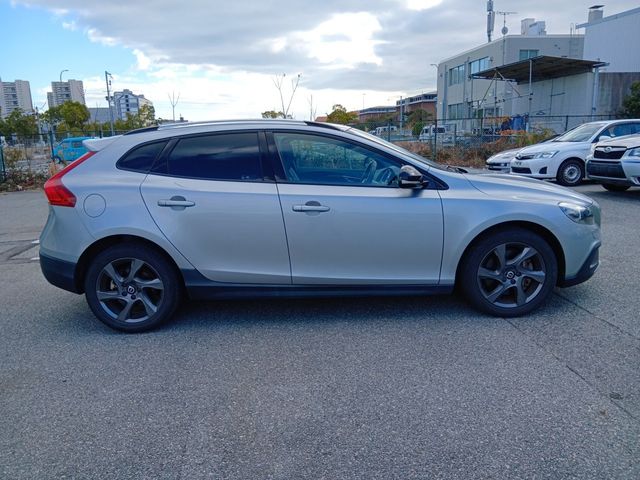 Image for 2016 Volvo V40 2.0 D4 CROSS COUNTRY SE LUXURY DIESEL 190 BHP AUTOMATIC // FULL LEATHER ELECTRIC SEATS // REVERSING CAMERA // CRUISE CONTROL // LANE ASSIST // FULL HARMAN KARDON SURROUND SOUND SYSTEM // TOP SPEC