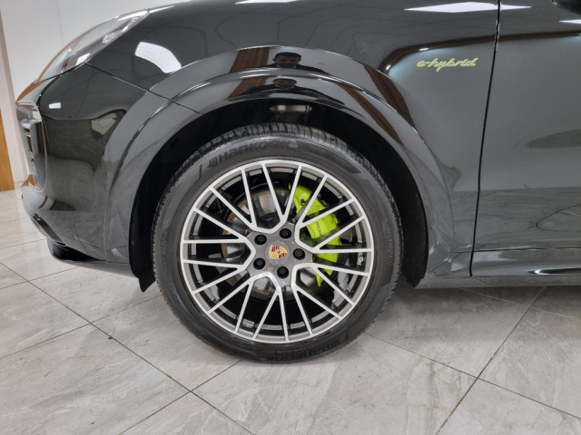 Image for 2023 Porsche Cayenne ENORMOUS SPEC