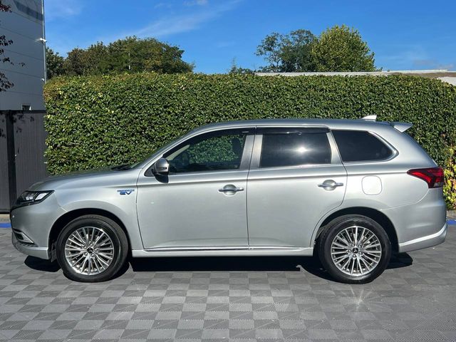 Image for 2022 Mitsubishi Outlander 2.4 PLUG-IN HYBRID AUTO // LEATHER/ALCANTARA HEATED SEATS // 360 PARKING CAMERA // ADAPTIVE CRUISE CONTROL