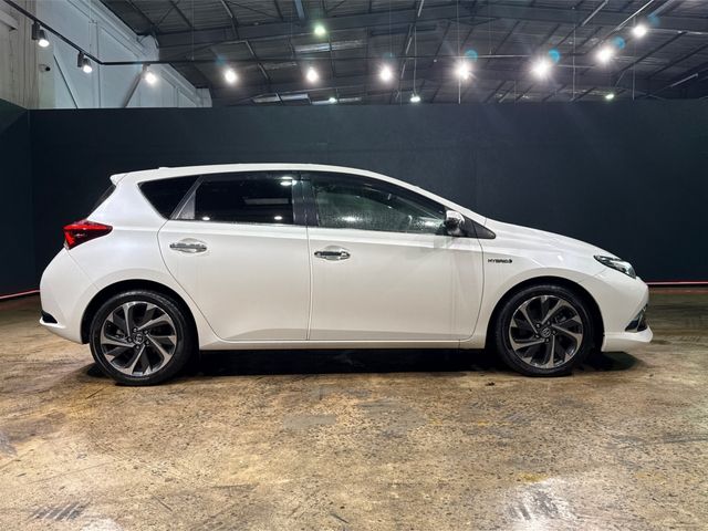 Image for 2017 Toyota Auris HYBRID 1.8L AUTOMATIC - DIAMOND CUT ALLOYS - REVERSE CAMERA - WHITE LEATHER HEATED SEATS