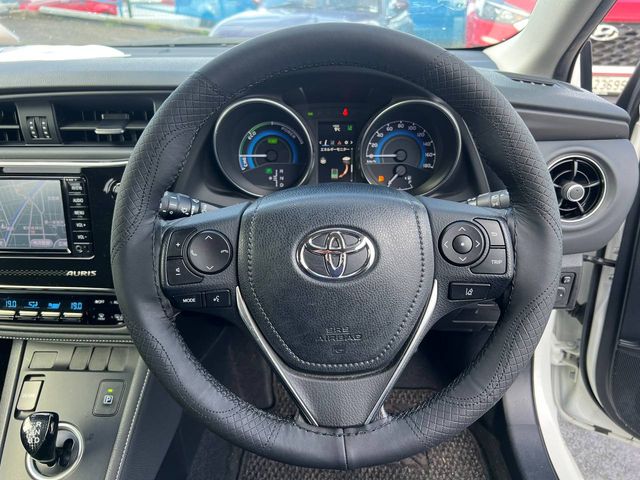 Image for 2016 Toyota Auris 1.5 HYBRID // HALF LEATHER SEATS // BRAND NEW NCT // REVERSE CAMERA