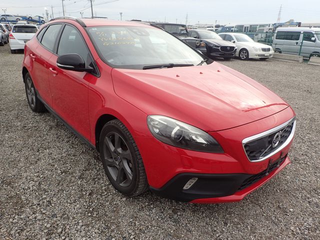 Image for 2016 Volvo V40 2.0 D4 CROSS COUNTRY BLACK SERIES DIESEL 190 BHP AUTOMATIC // FULL LEATHER ELECTRIC SEATS // REVERSING CAMERA // CRUISE CONTROL // LANE ASSIST // FULL HARMAN KARDON SURROUND SOUND SYSTEM // TOP SPEC