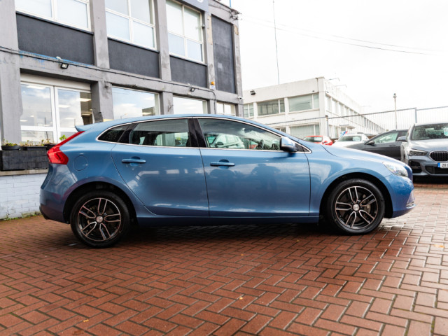 Image for 2016 Volvo V40 2.0D4 MOMEMTUM 5DR HATCHBACK AUTOMATIC// AS NEW CONDITION // BUY WITH CONFIDENCE AA AND SIMI APPROVED DEALER 2025 // FINANCE ARRANGED // ALL TRADE INS WELCOME // 